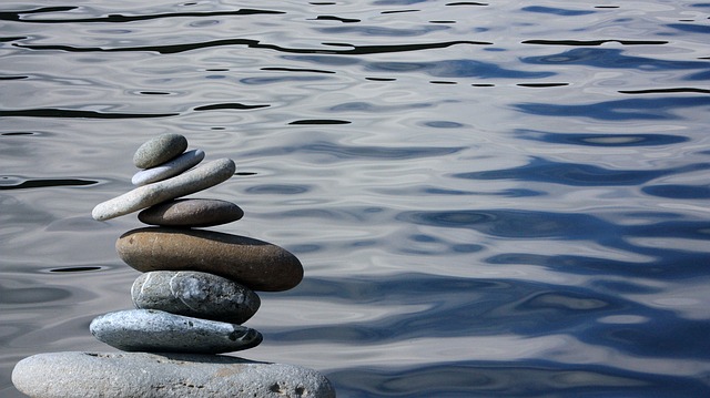 zen kameny na vodě