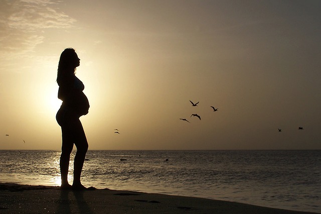 Těhotná žena, těhotenství, mateřství.